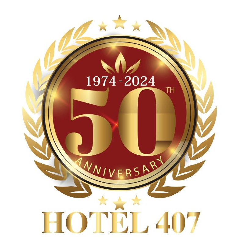 Logo del 50° anniversario dell'Hotel 407, caratterizzato da un emblema dorato e rosso circondato da foglie di alloro.