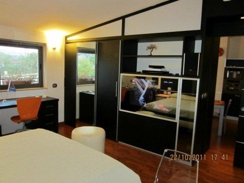 Camera di albergo con arredamento elegante e mobili neri