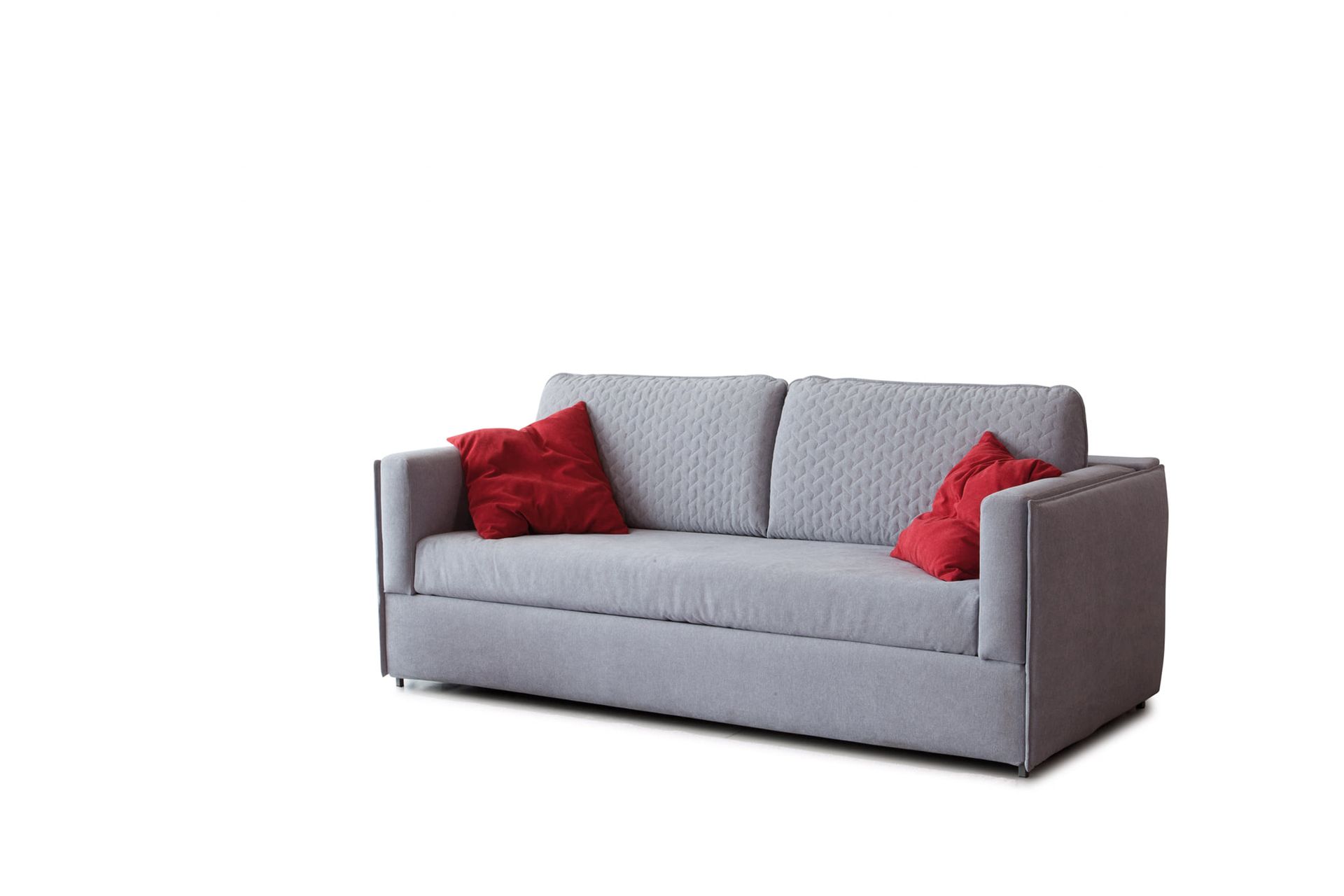 Un soggiorno con un divano rosa e due tavoli