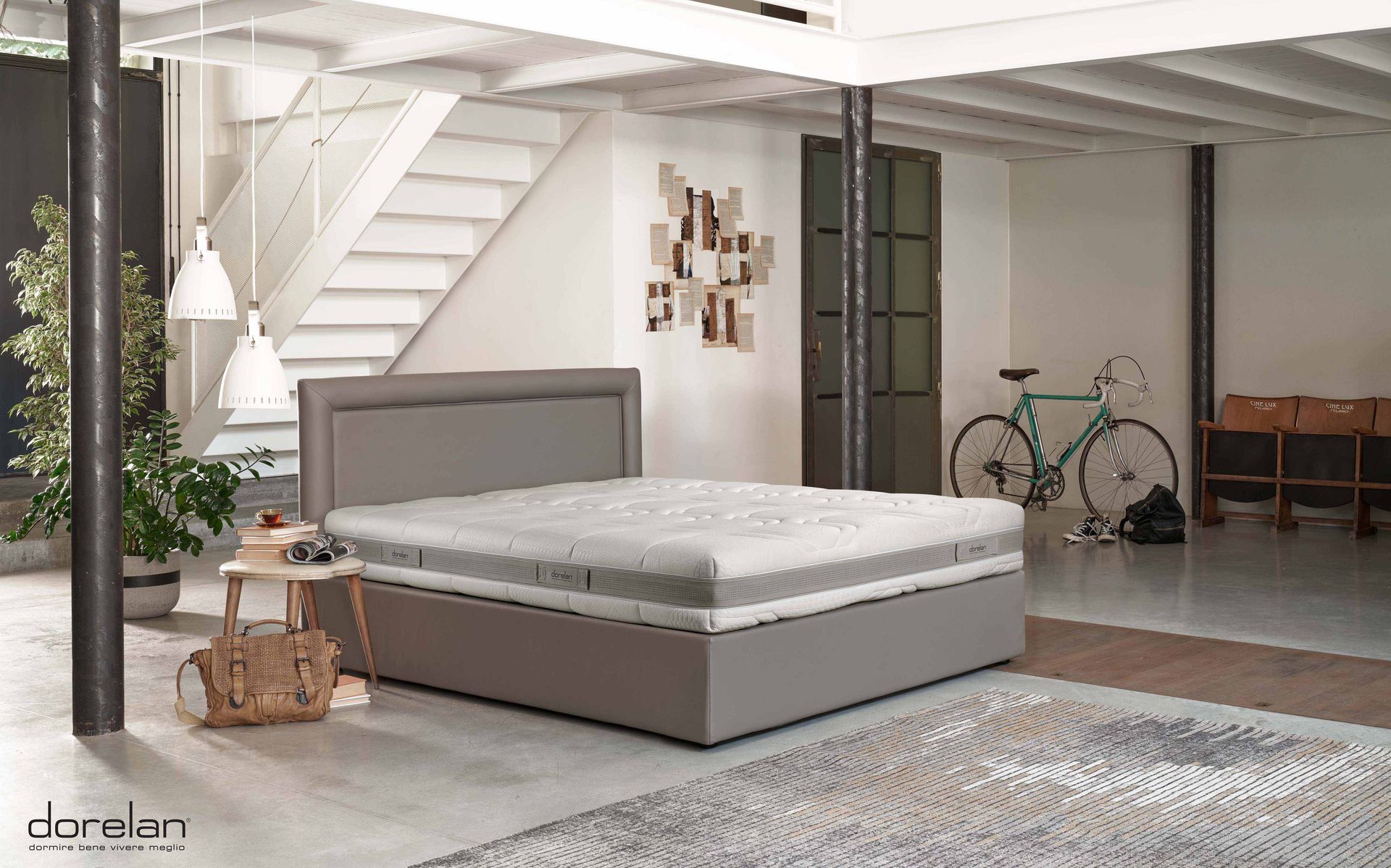 Una camera da letto con un letto e una bicicletta sullo sfondo.