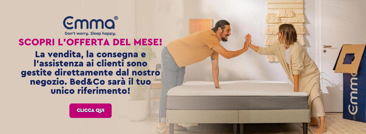Un uomo e un bambino si danno il cinque su un letto.