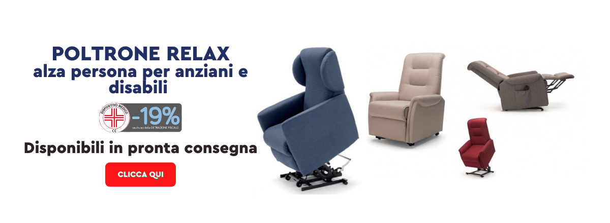 Un gruppo di sedie sono disposte una accanto all'altra su uno sfondo bianco.