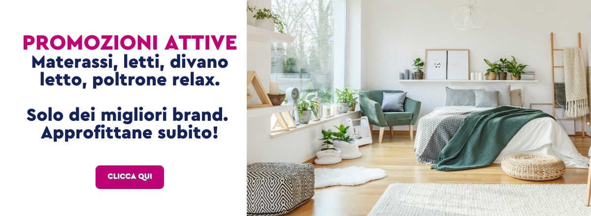 una camera con un letto e una sedia verde