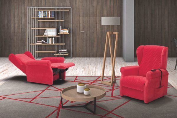 Un soggiorno con due sedie rosse e un tavolino da caffè