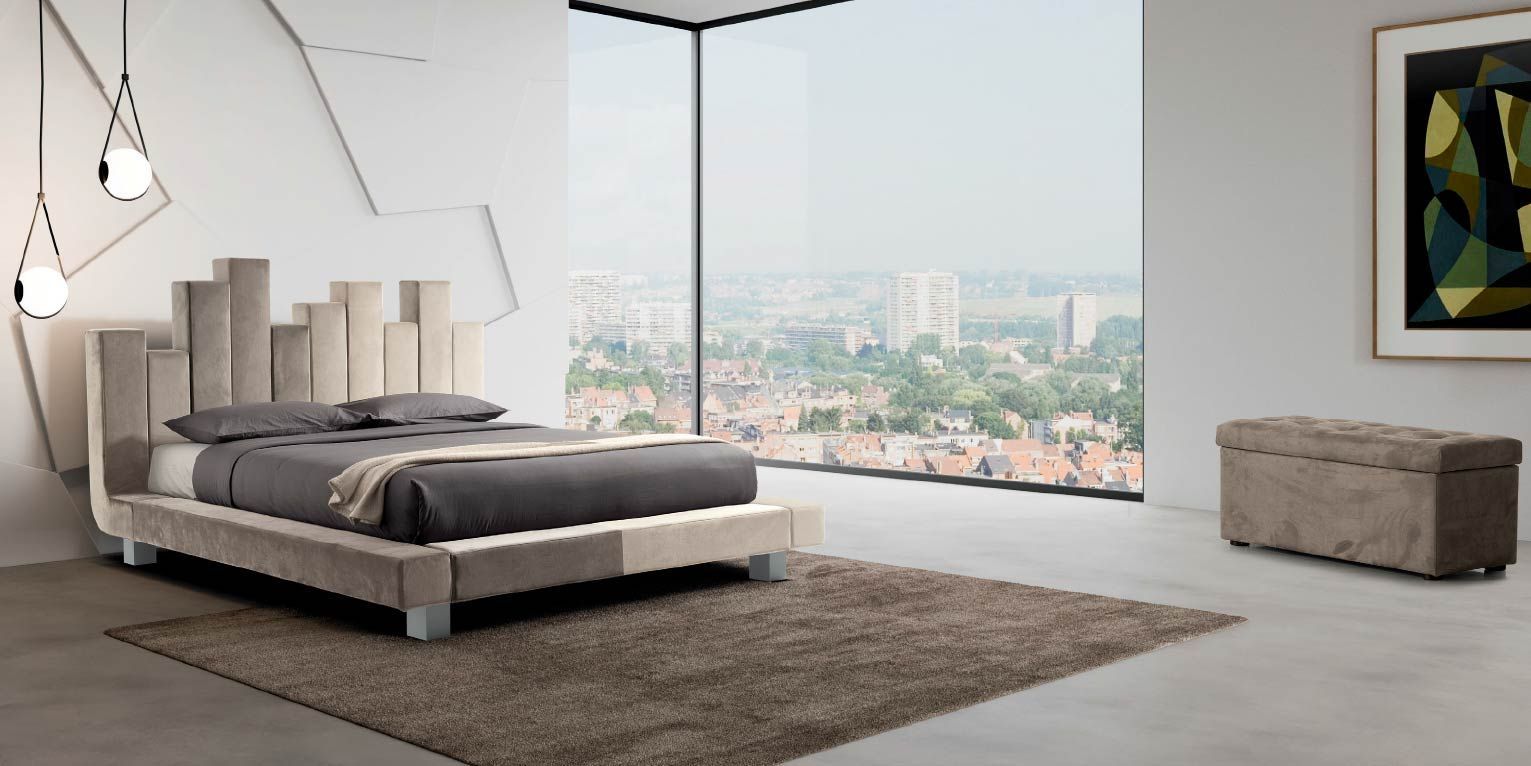 Una camera da letto con un letto grande e una grande finestra