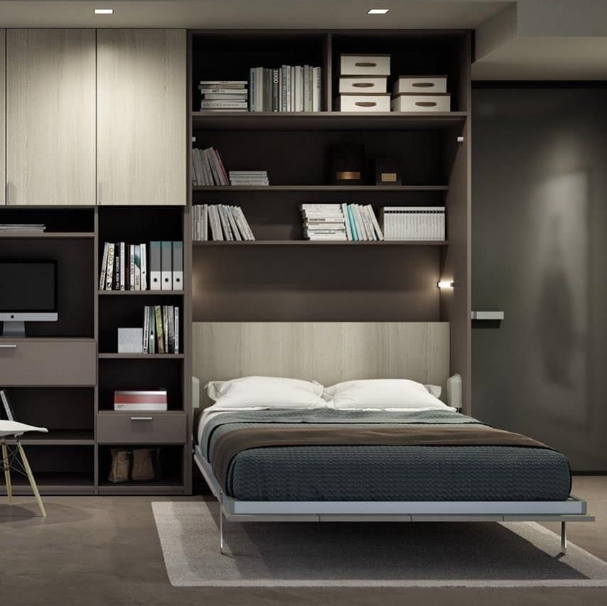 Una camera da letto con un letto grande e molti scaffali