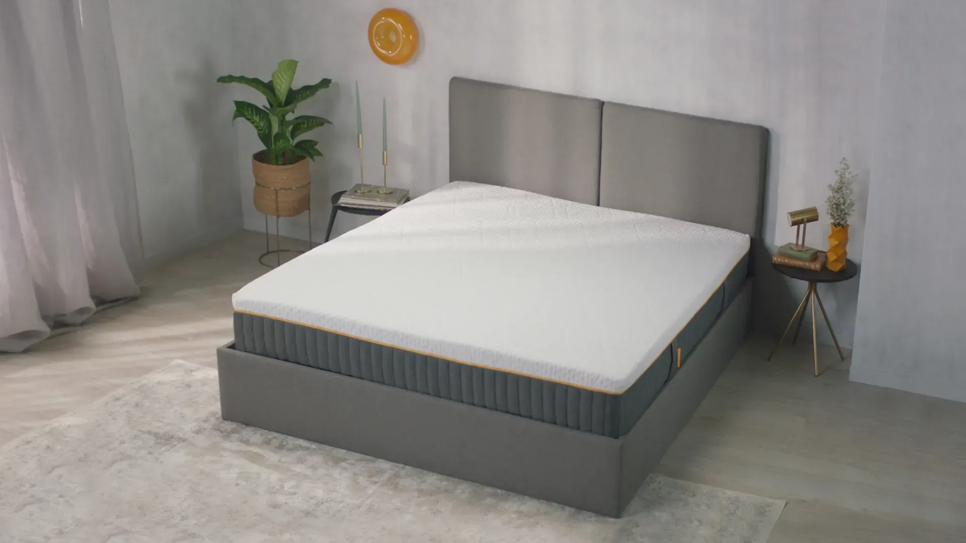 Un letto con un materasso sopra in una camera da letto.