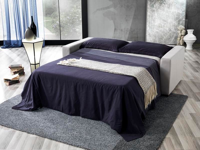Un divano che è stato trasformato in un letto