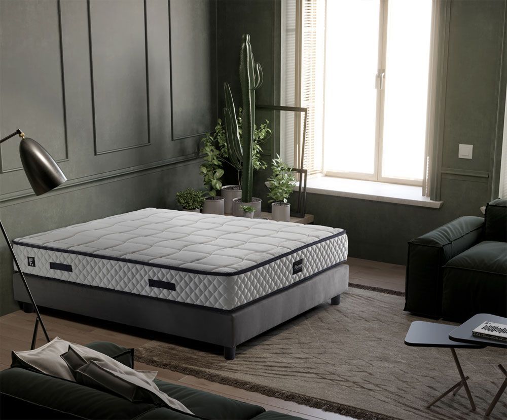 Un materasso è appoggiato sopra un letto in un soggiorno.