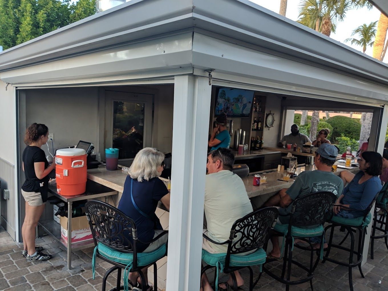A group of people are sitting at a table in a restaurant.