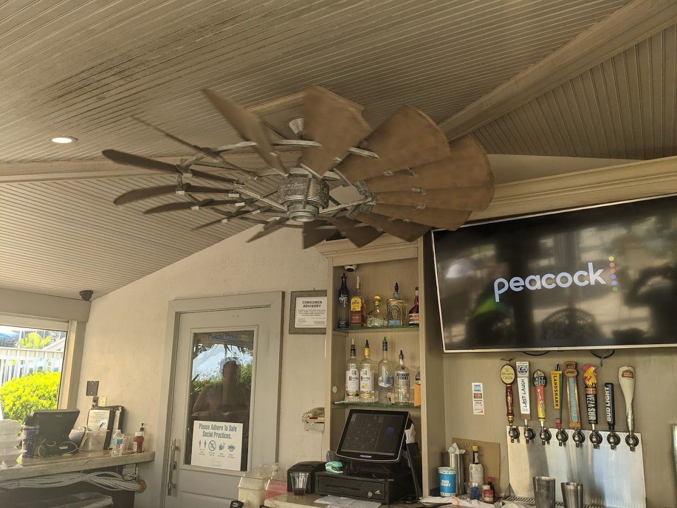 A ceiling fan is hanging from the ceiling of a restaurant.