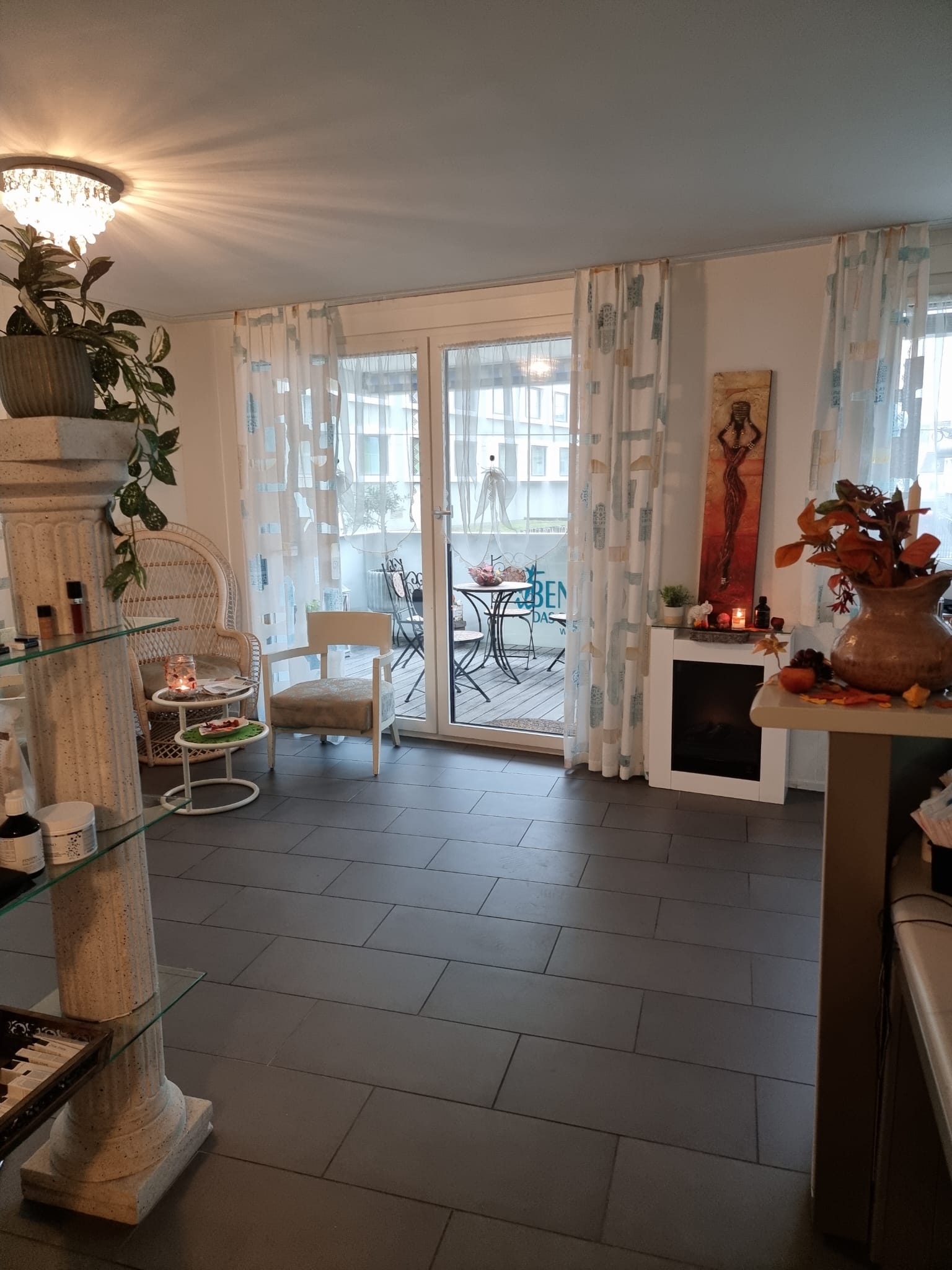 Ein Wohnzimmer voller Möbel und einem Kamin.