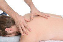 Ein Mann bekommt eine Rückenmassage.