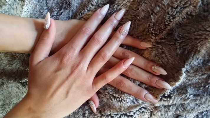 Eine Nahaufnahme der Hände einer Frau mit langen Nägeln