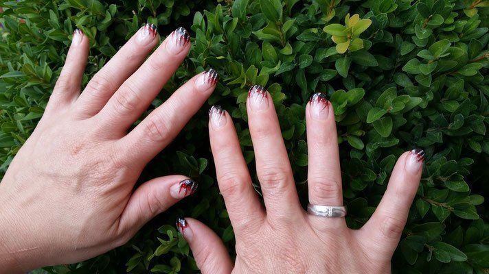 Eine Nahaufnahme der Hände einer Frau mit einem Ring am Finger