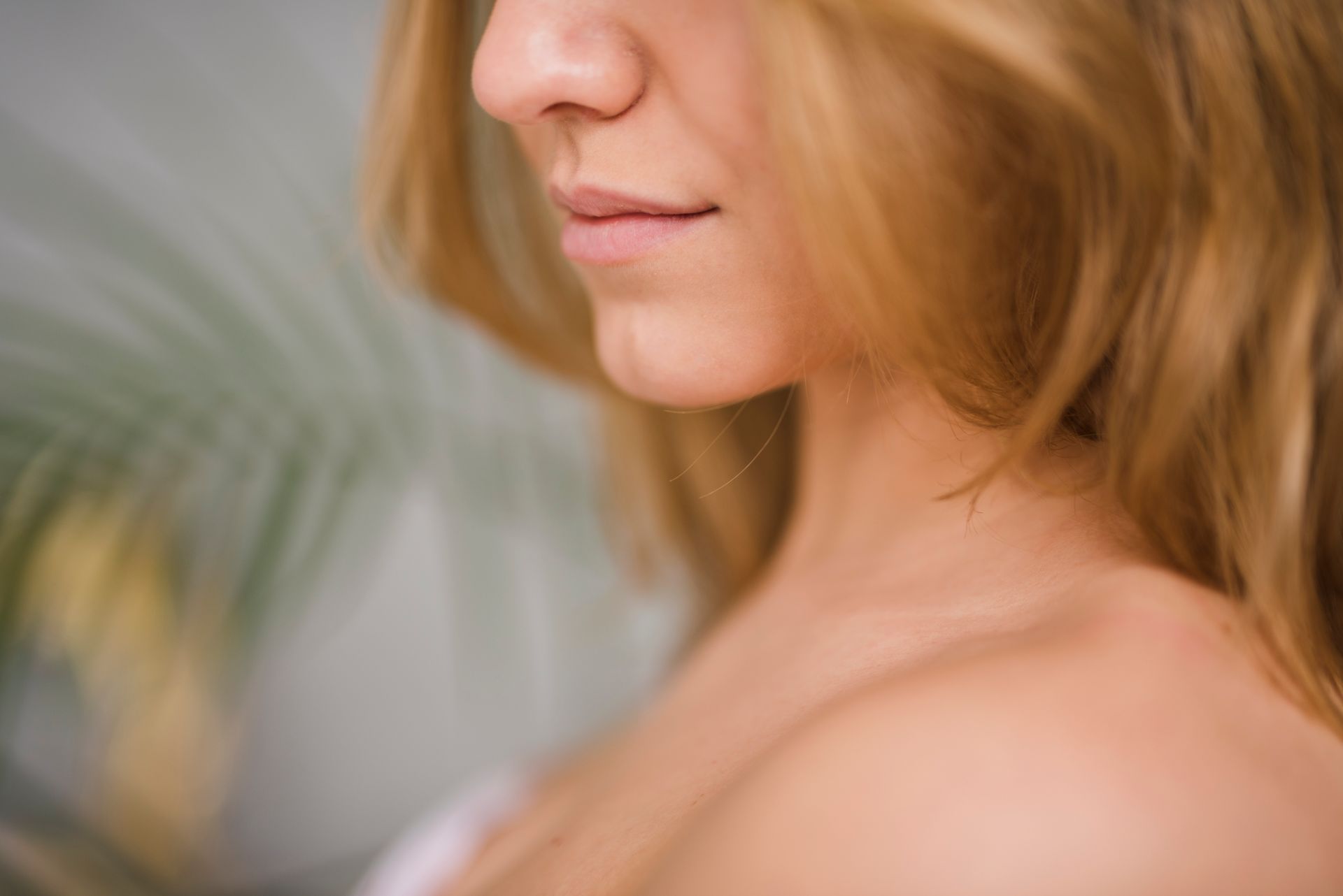 A woman is holding a bunch of white flowers on her shoulder