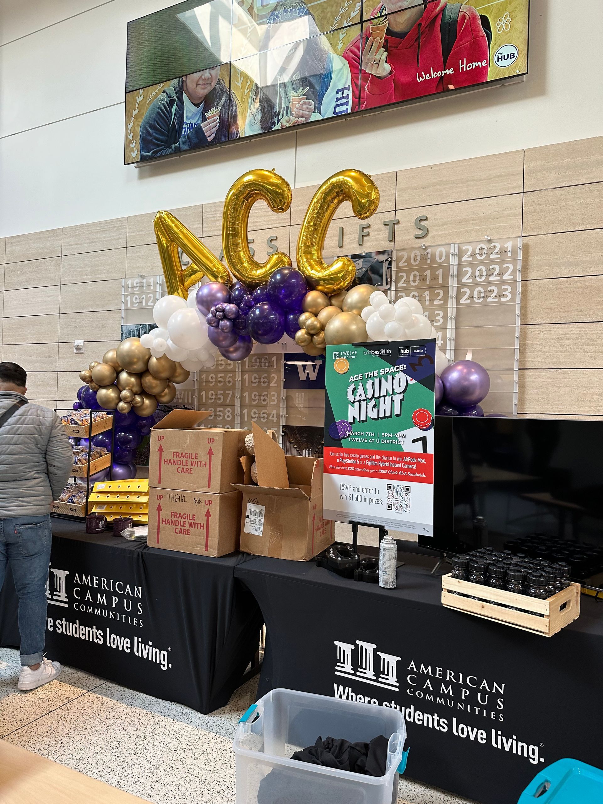 A table with balloons and a sign that says chicago night