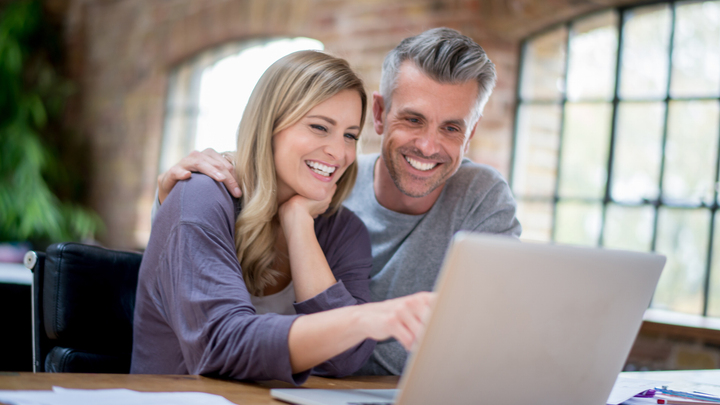 A couple using an online real estate closing agent serving Mechanicsville, VA