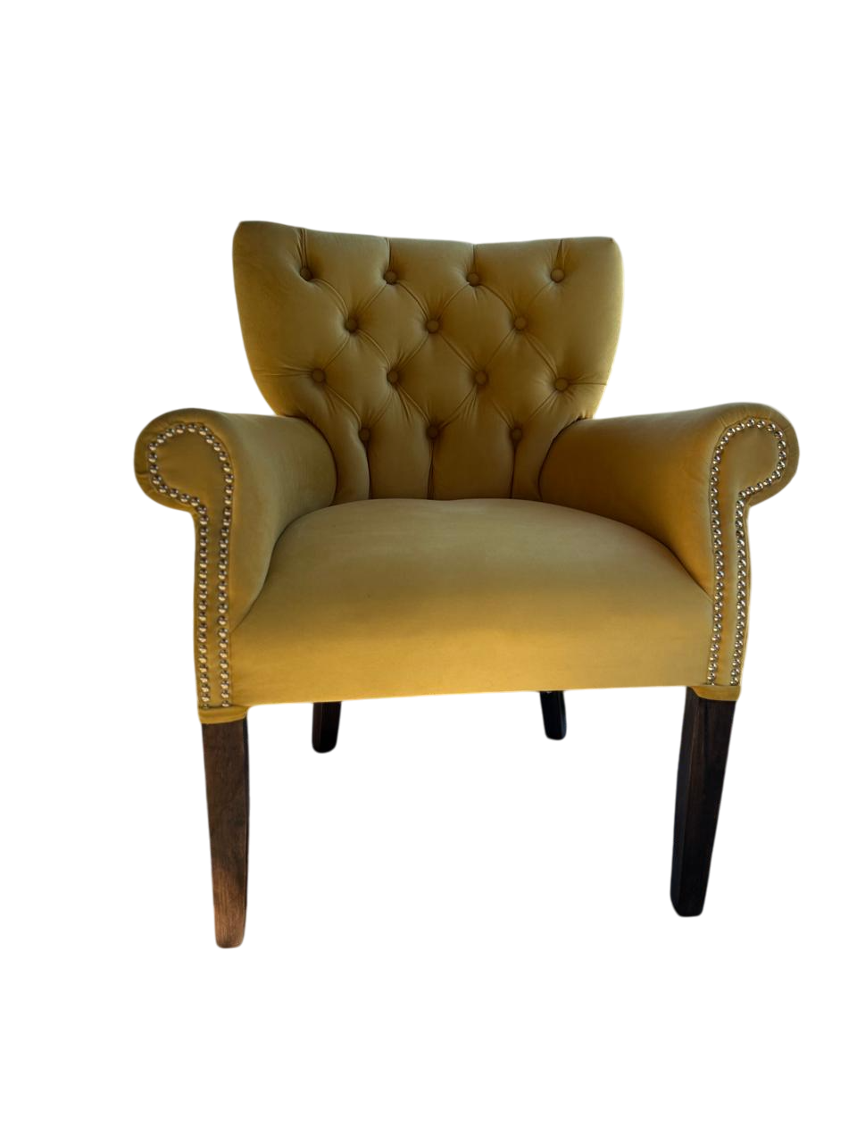 Sillón capitoné verde esmeralda con patas de madera oscura y ribete tachonado.