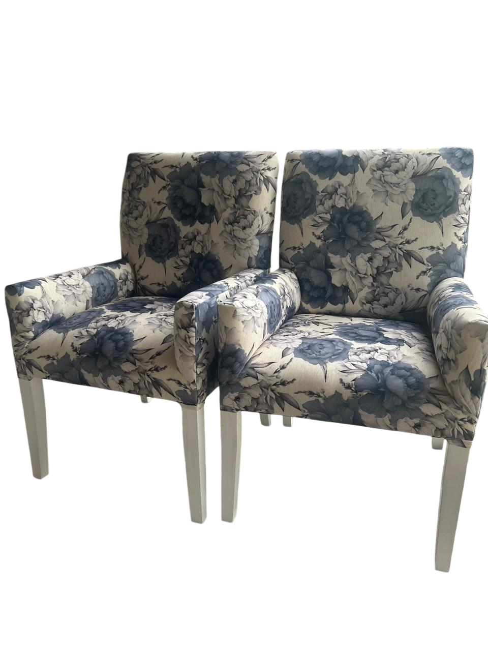 Sofá de dos plazas con estampado floral y patas blancas, sobre fondo blanco.