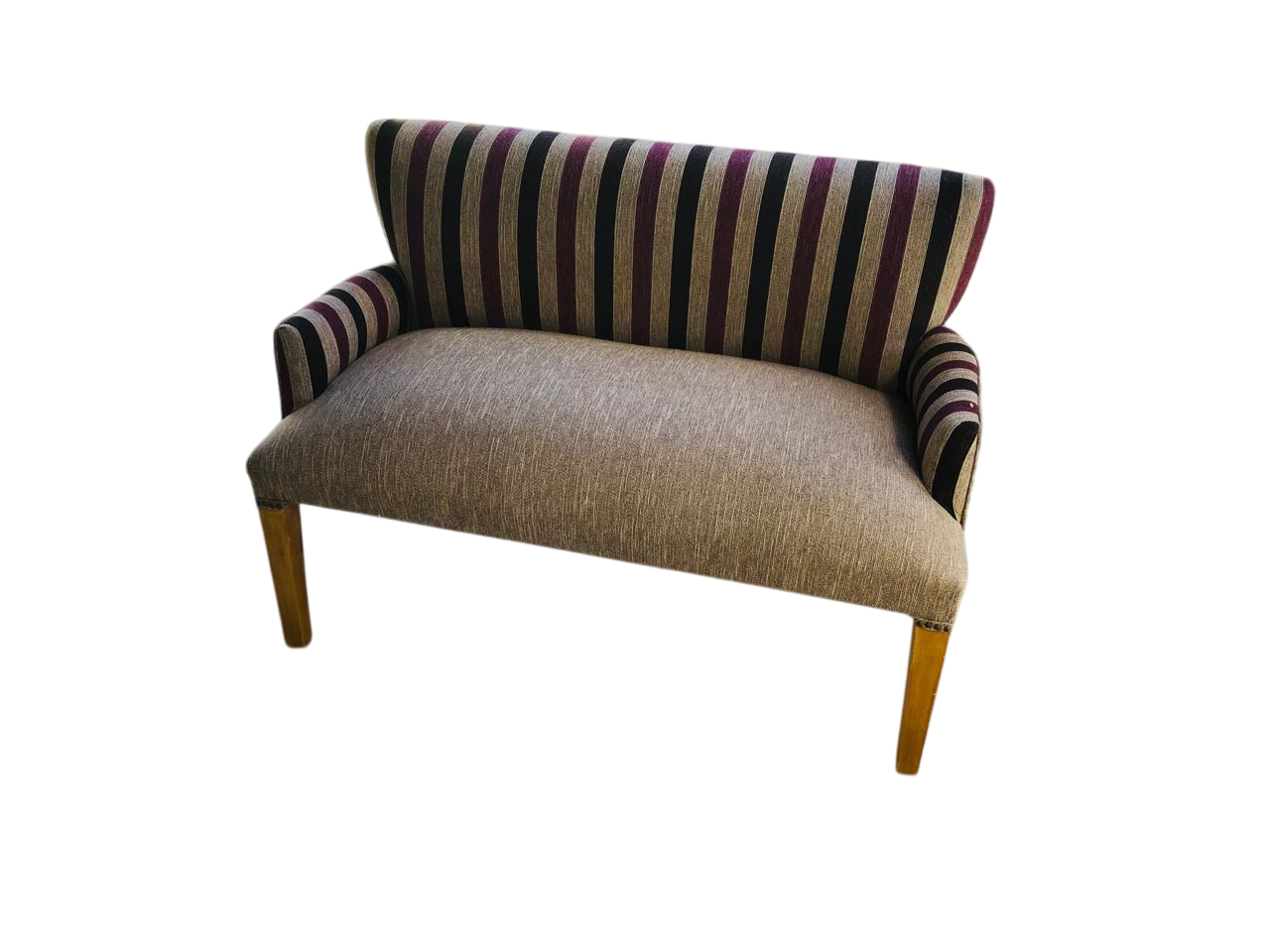 Pequeño sofá biplaza tapizado con respaldo a rayas y asiento estampado, sobre patas de madera.
