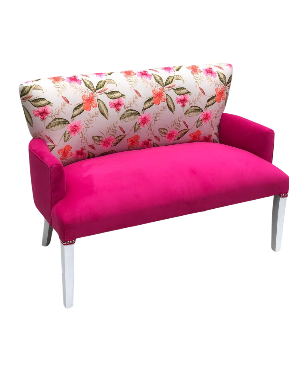 Pequeño sofá biplaza tapizado con respaldo a rayas y asiento estampado, sobre patas de madera.