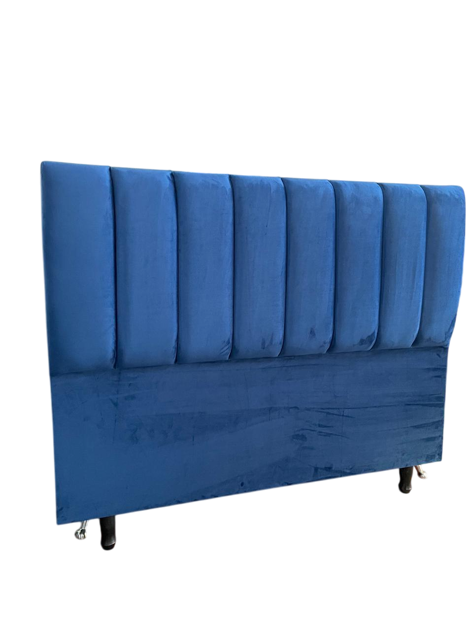 Cabecero tapizado en negro con capitoné vertical.