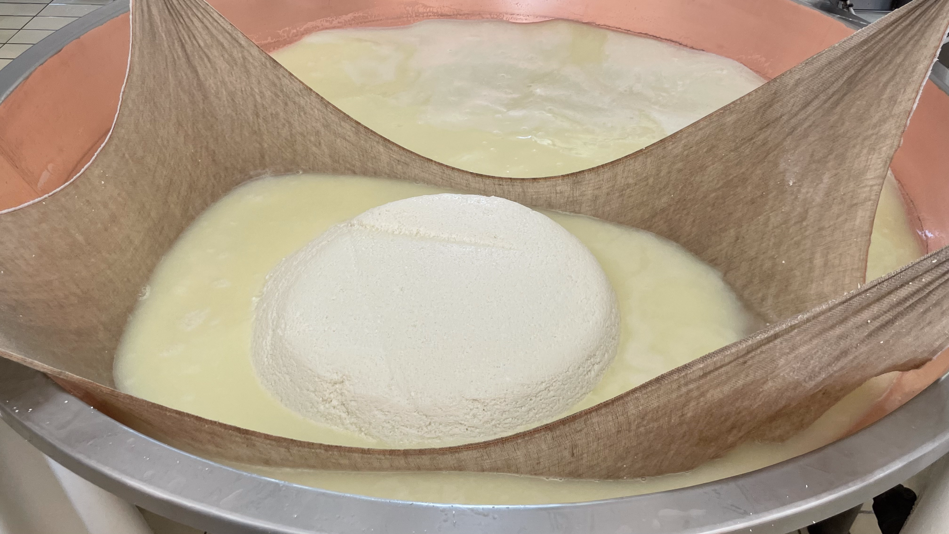 produzione forma di Parmigiano