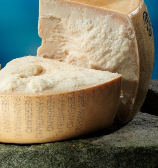 Parmigiano Reggiano intero tagliato