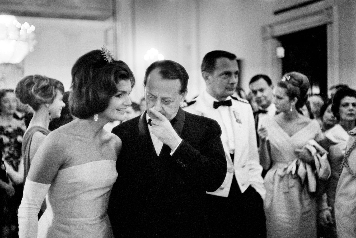 Jacqueline Kennedy speaking with Malraux after the state dinner at the White House on May 11, 1962. At this moment, Minister Malraux whispered to the First Lady “Je vais vous envoyer La Jaconde”, meaning 