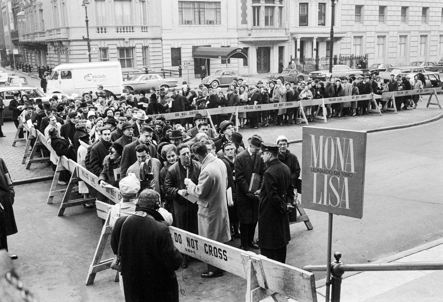  Crowds awaiting the inauguration of the Metropolitan Museum of Art’s Mona Lisa exhibition in New York in February 1963.   Photo: Bettman/Getty Images.