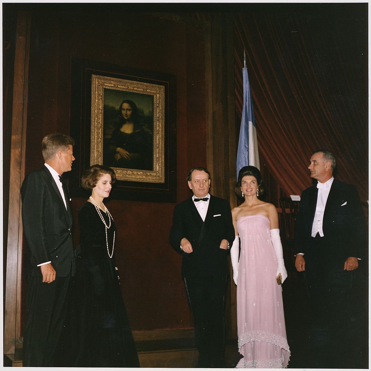 Unveiling of the Mona Lisa on January 8, 1963 at the National Gallery of Art. Left to right: U.S. President John F. Kennedy, Madeleine Malraux, André Malraux, U.S. First Lady Jacqueline Kennedy, and U.S. Vice President Lyndon B. Johnson.