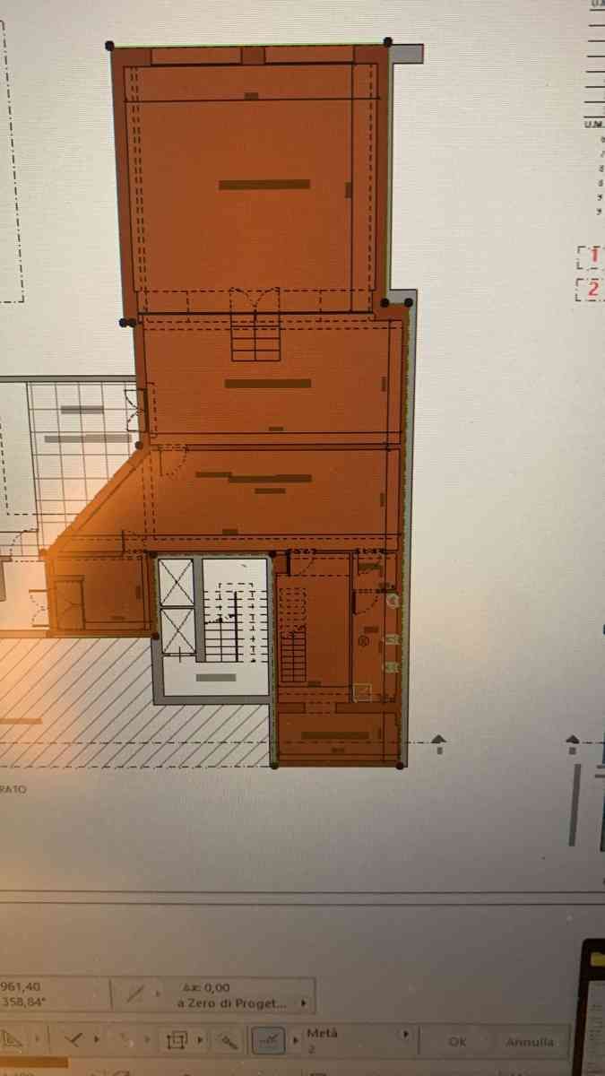 Planimetria architettonica con evidenziazione in arancione, indicazione dei contorni e delle misure delle stanze.
