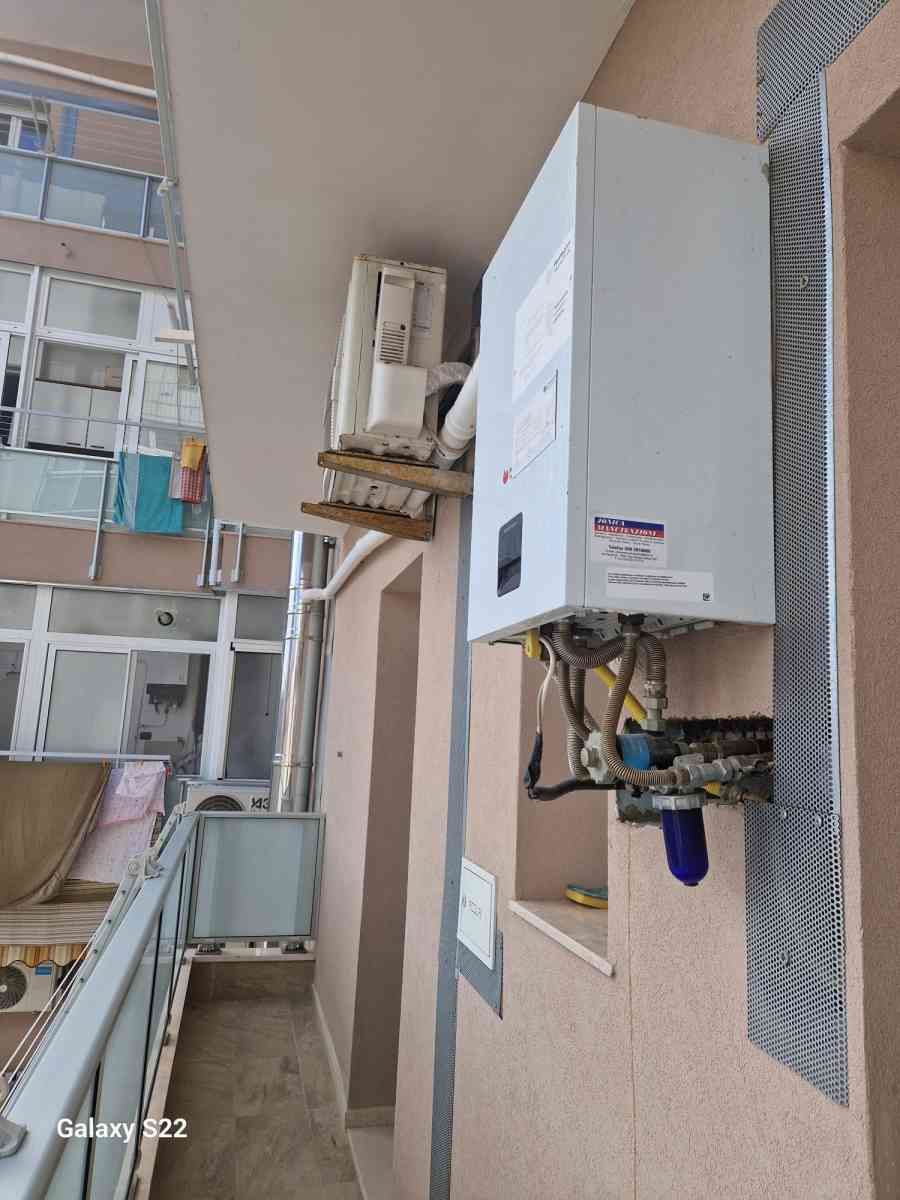 Corridoio esterno dell'appartamento con condizionatori a parete e ringhiere del balcone.