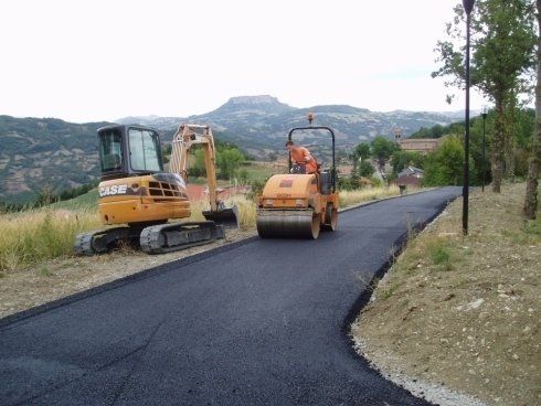 posa dell'asfalto su una strada di campagna