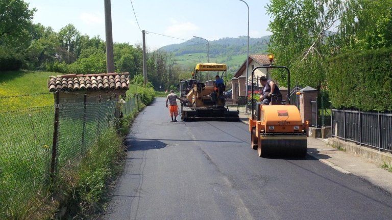 stesura asfalto in una strada di campagna