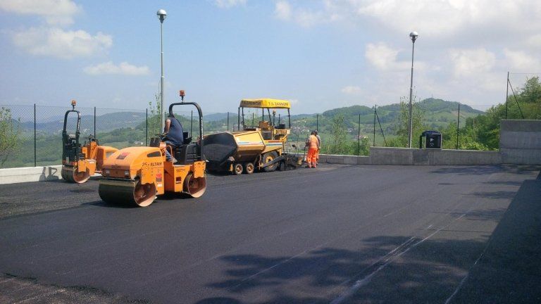 stesura di asfalto in parcheggio