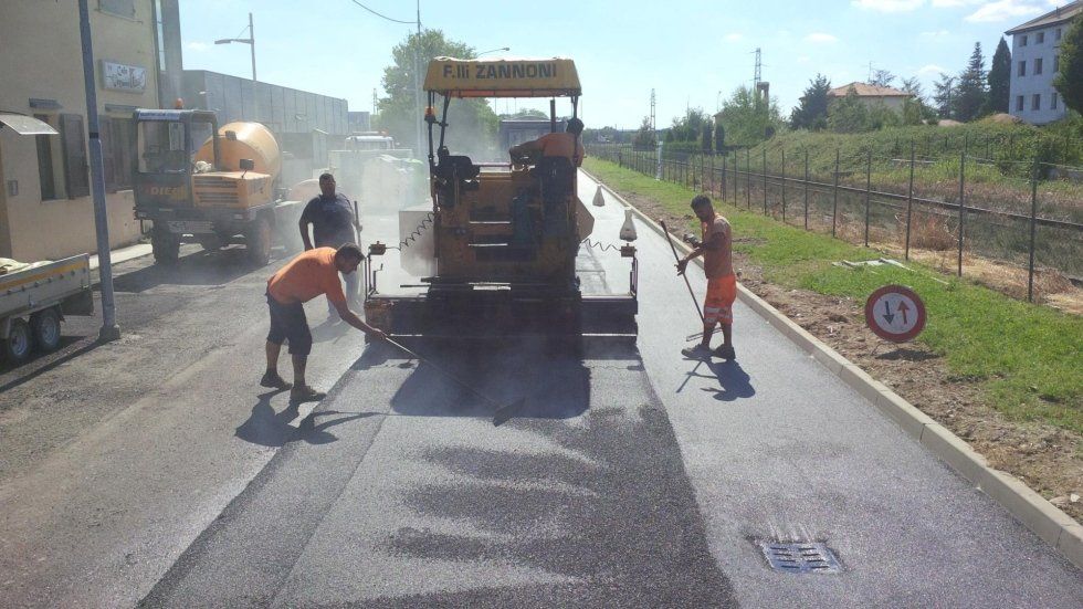 stesura dell'asfalto dopo la posa