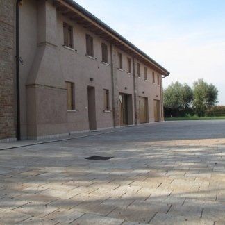 casale con pavimentazione autobloccante