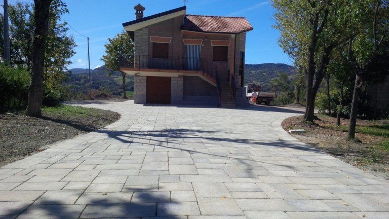 casa con pavimentazione autobloccante