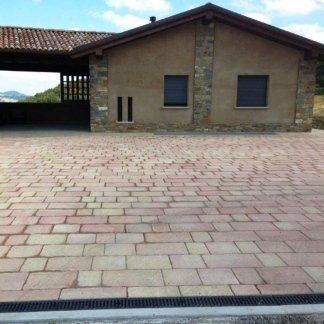 casa in campagna con pavimentazione autobloccante