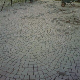 posa di pavimentazione autobloccante in campagna