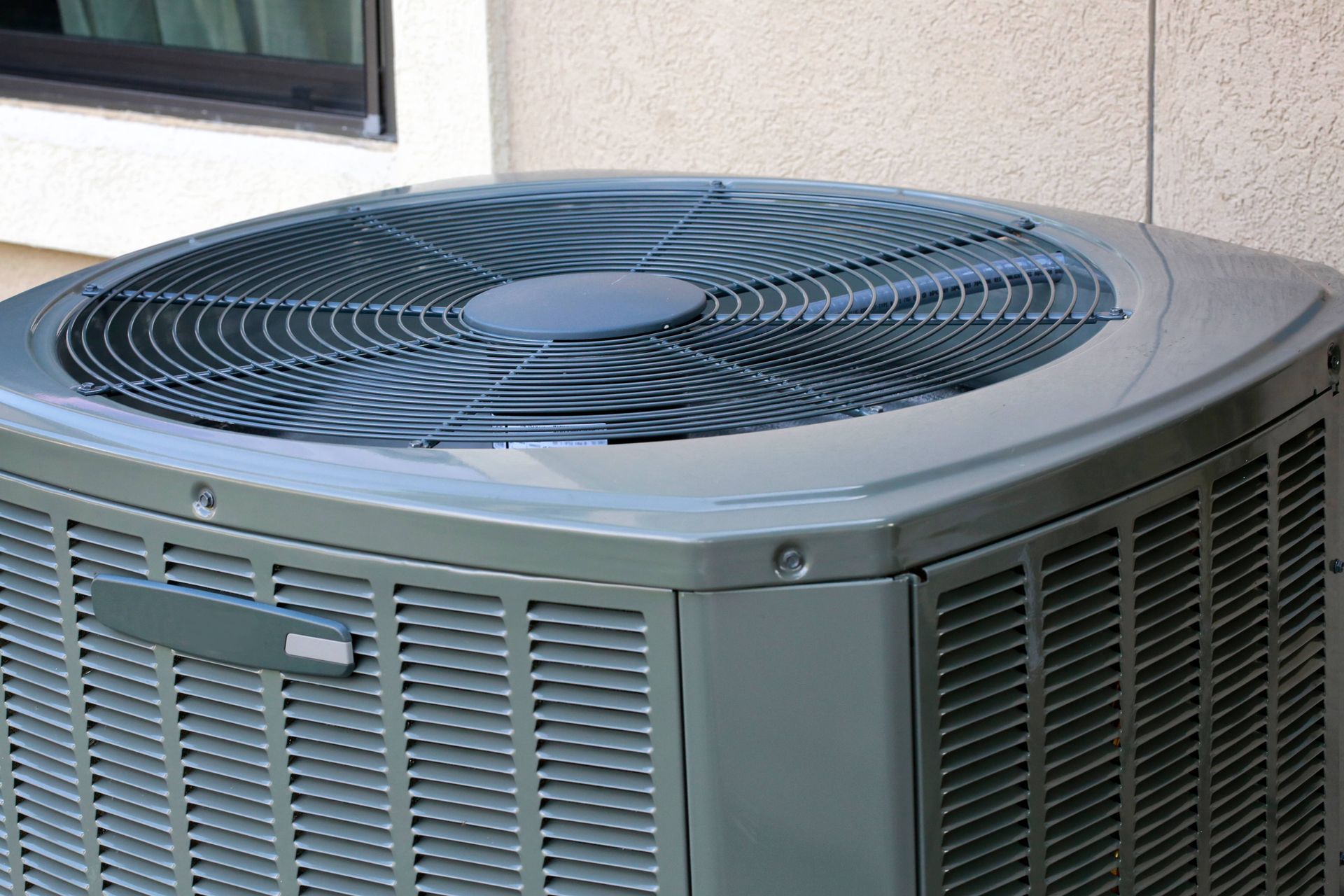 A brand-new, modern, high-efficiency AC unit outside of a residential home near Lexington, KY