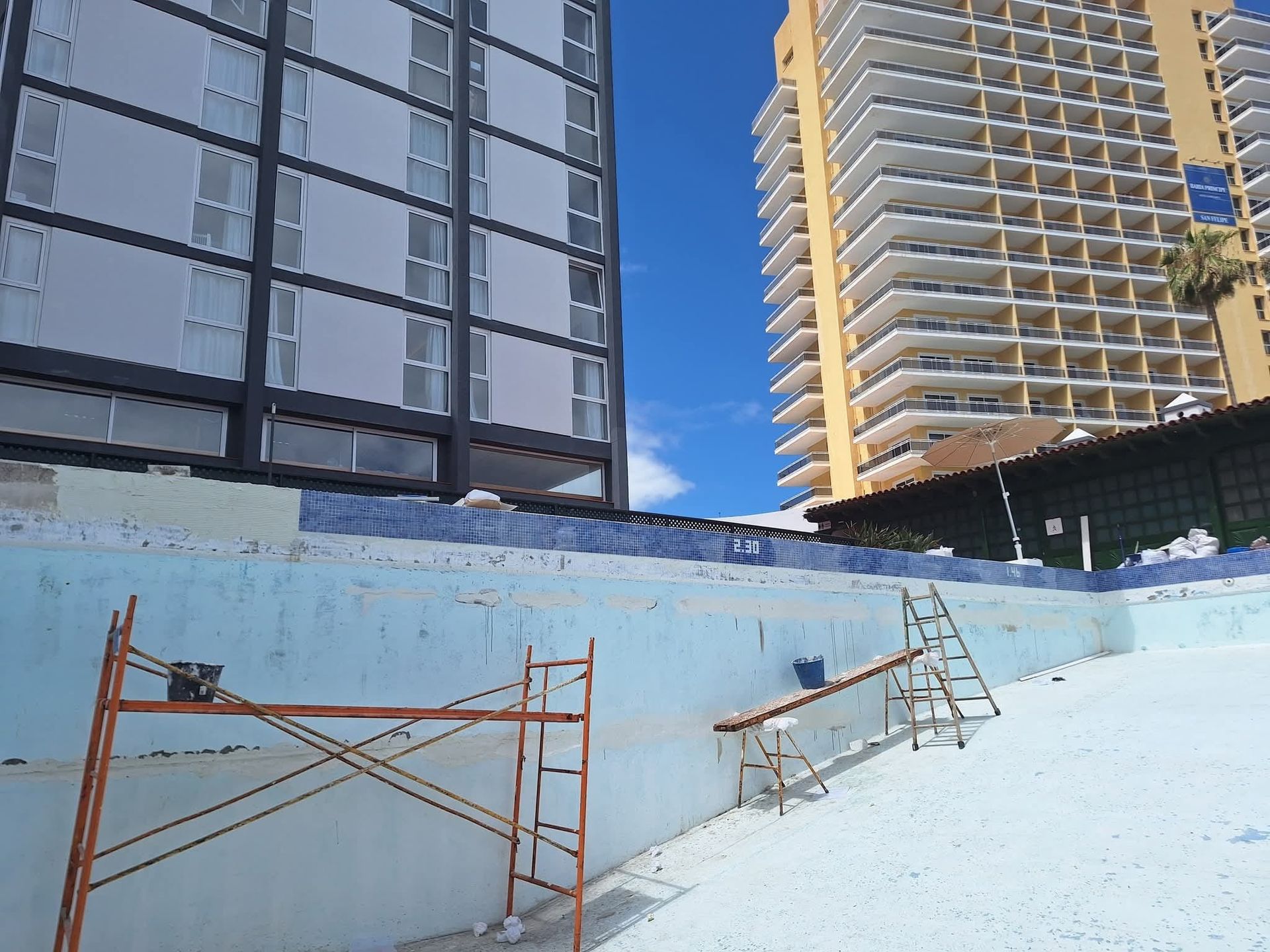 Un gran edificio con un andamio delante.