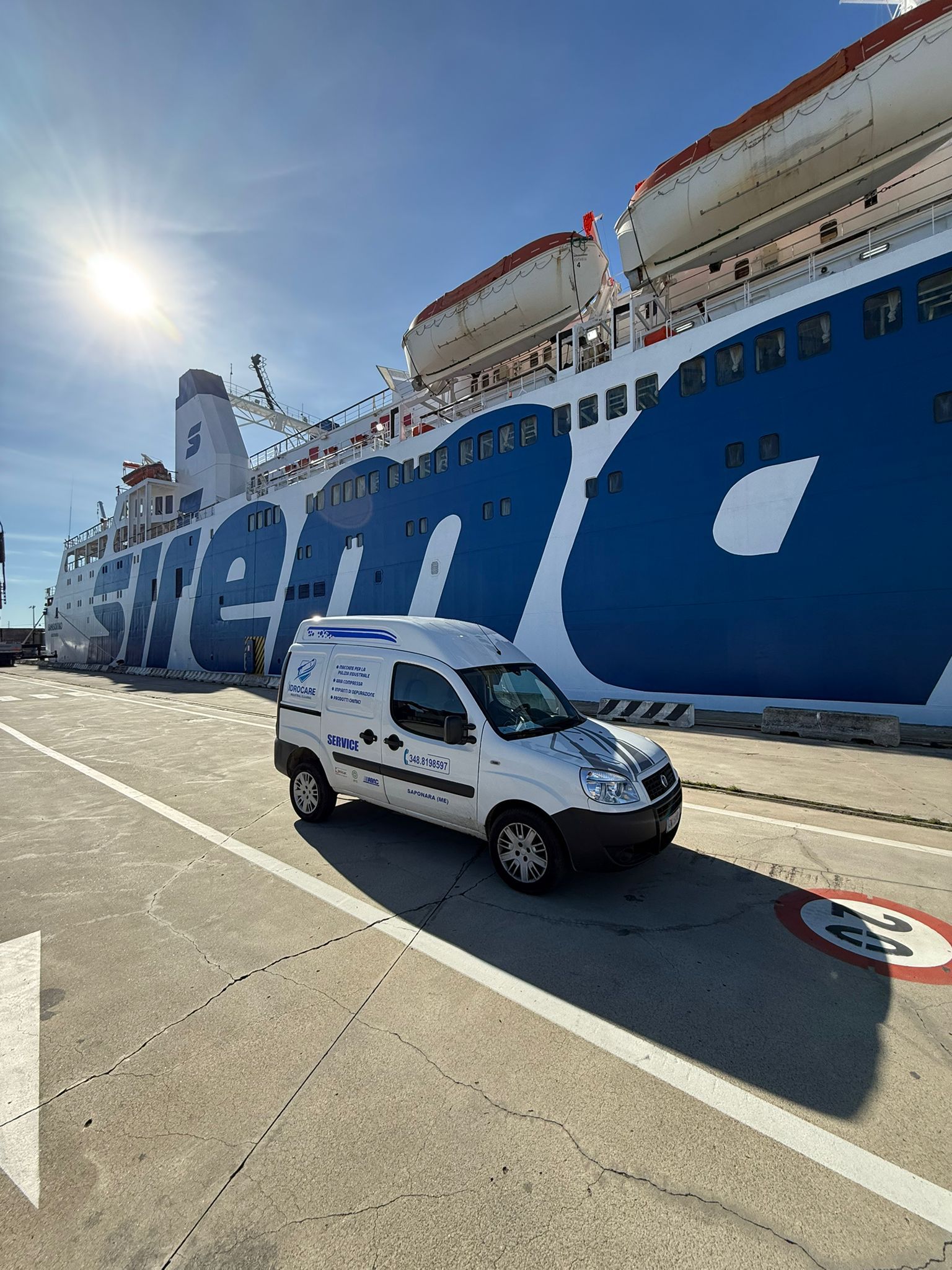 Un'auto sportiva Dodge Viper gialla con strisce nere parcheggiata in strada. Sullo sfondo un edificio.