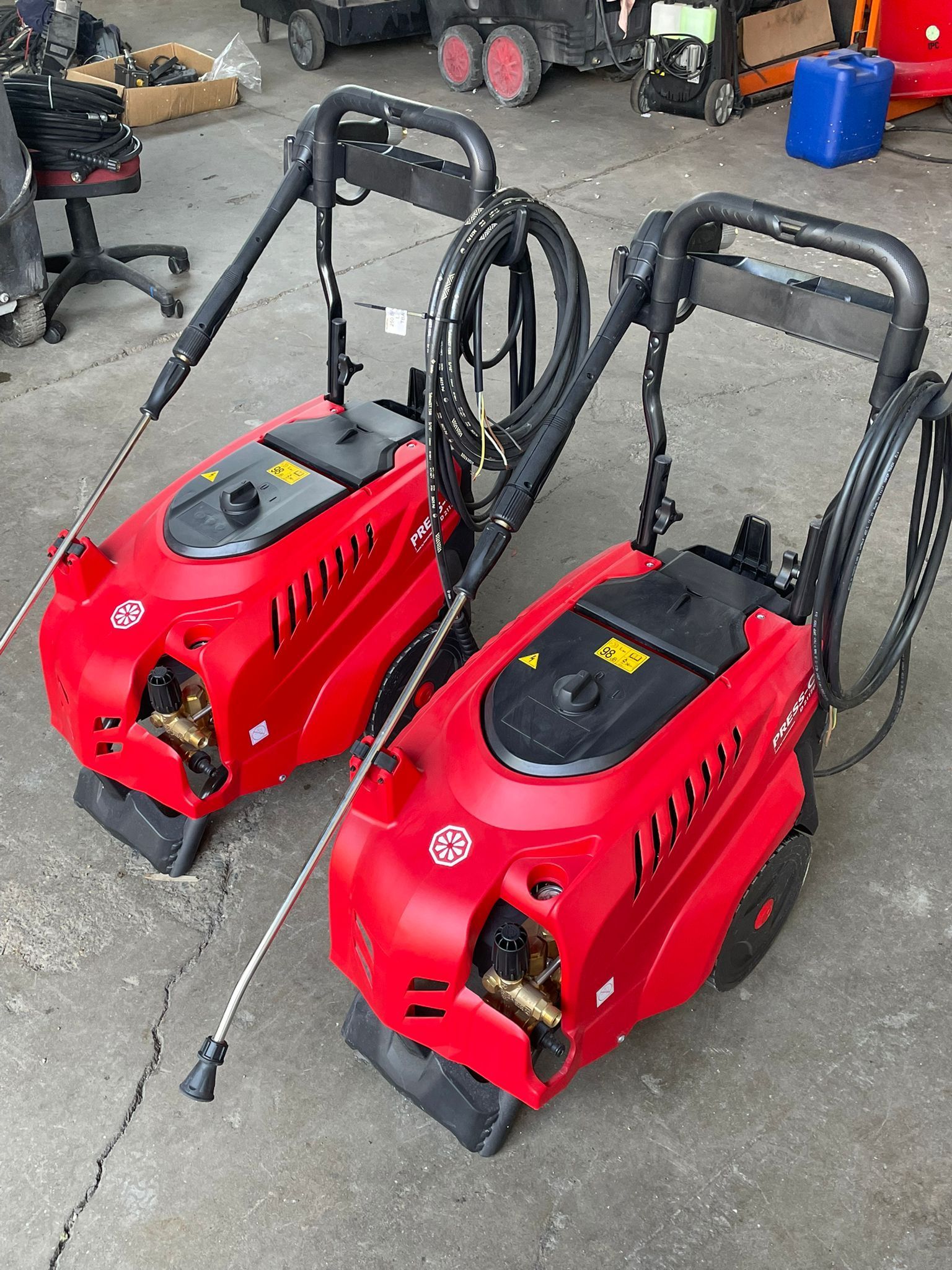 Berlina BMW M3 grigia con cerchi neri e pinze dei freni rosse parcheggiata su una strada.