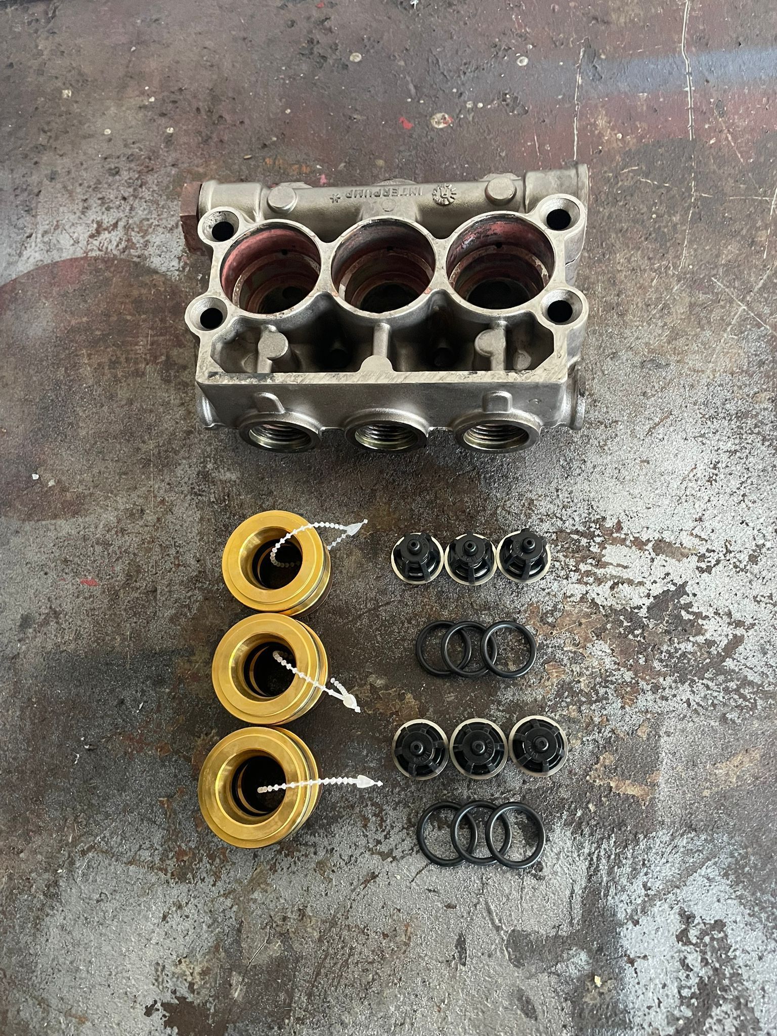 Berlina BMW M3 grigia con cerchi neri e pinze dei freni rosse parcheggiata su una strada.