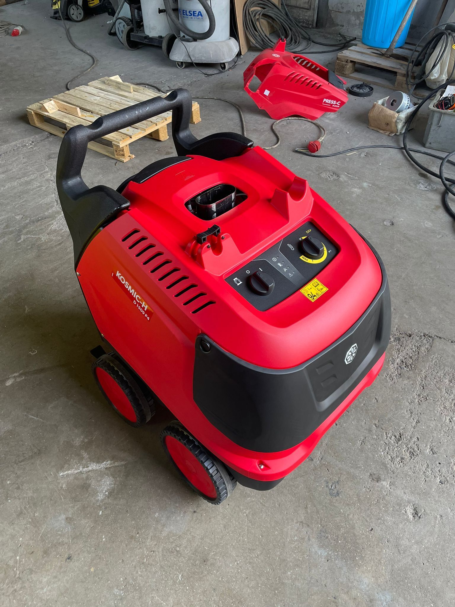 Berlina BMW M3 grigia con cerchi neri e pinze dei freni rosse parcheggiata su una strada.