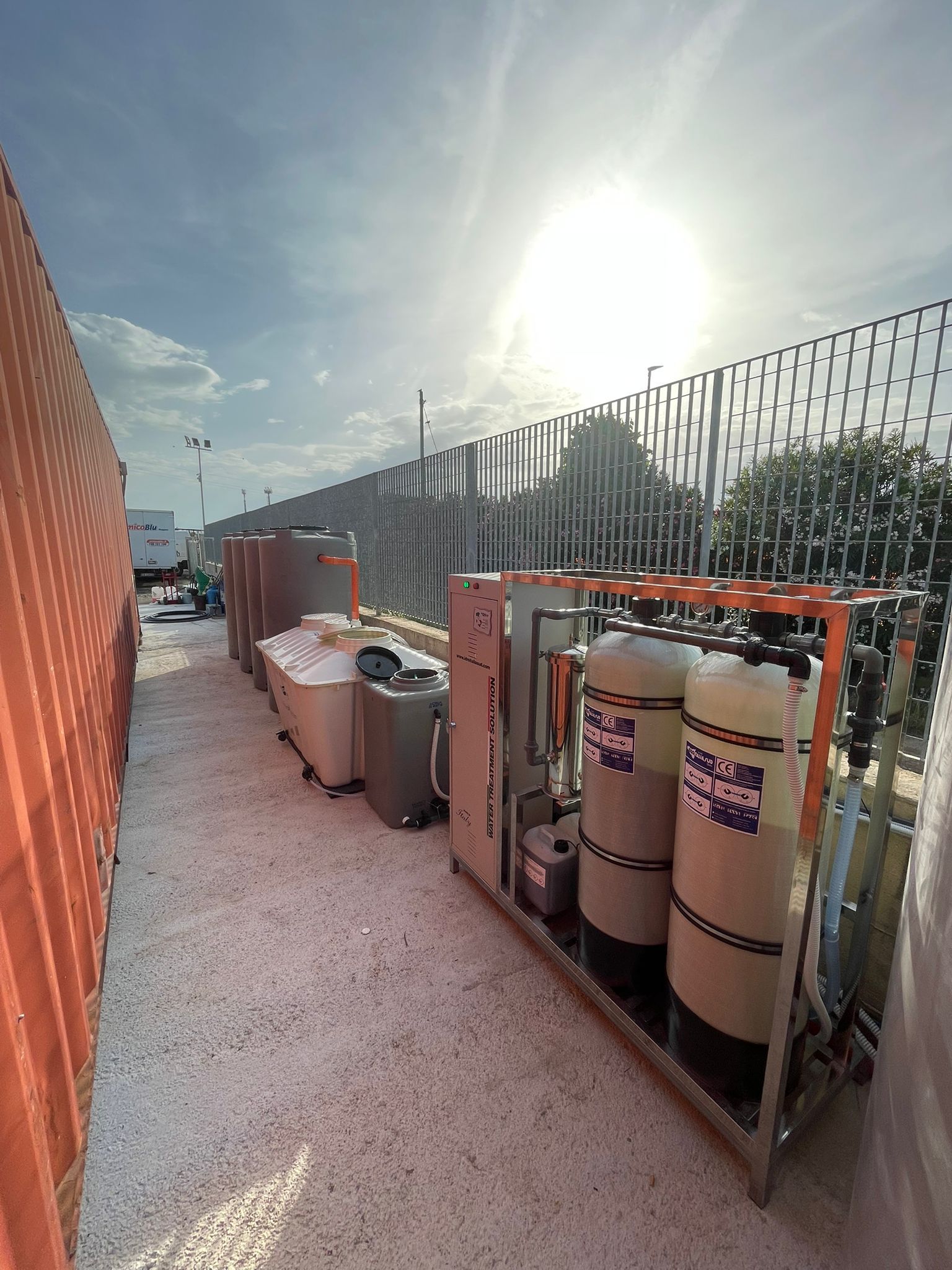 Berlina BMW M3 grigia con cerchi neri e pinze dei freni rosse parcheggiata su una strada.