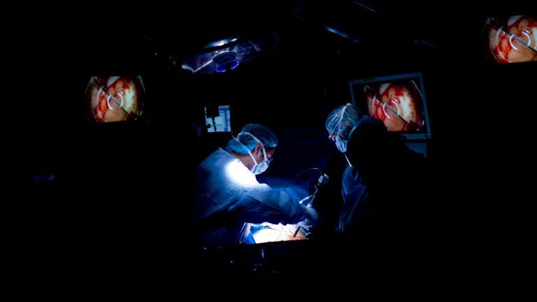 surgeons transplanting a kidney